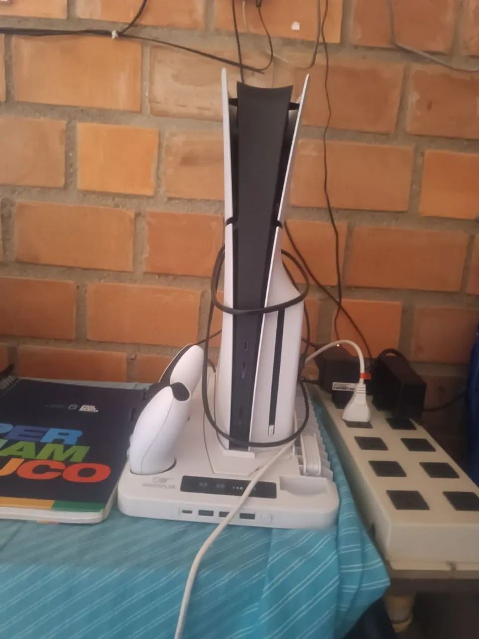 PS5 com leitor destravado e base de resfriamento