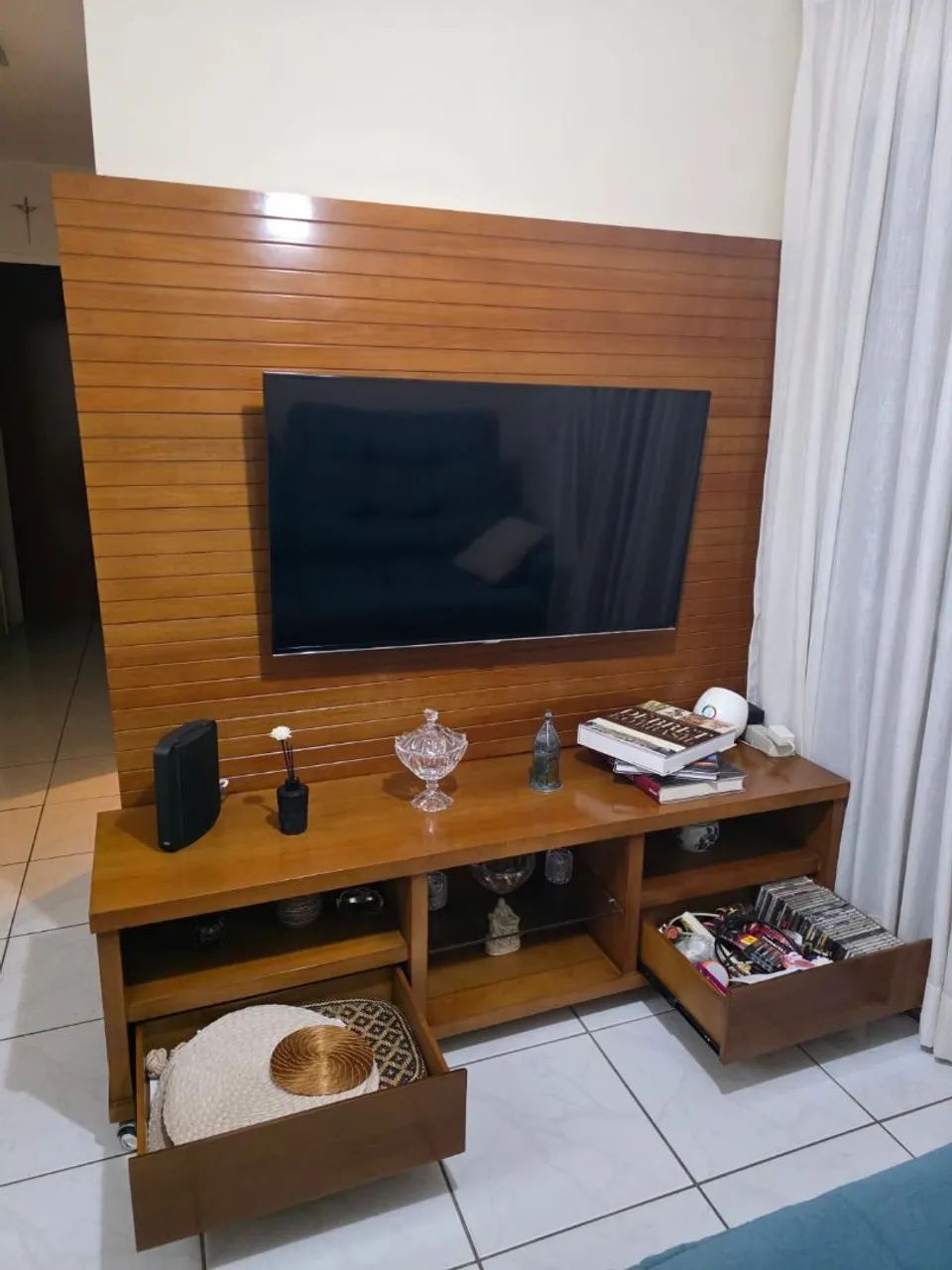 Painel de TV e Rack de chão de madeira - Foto 2