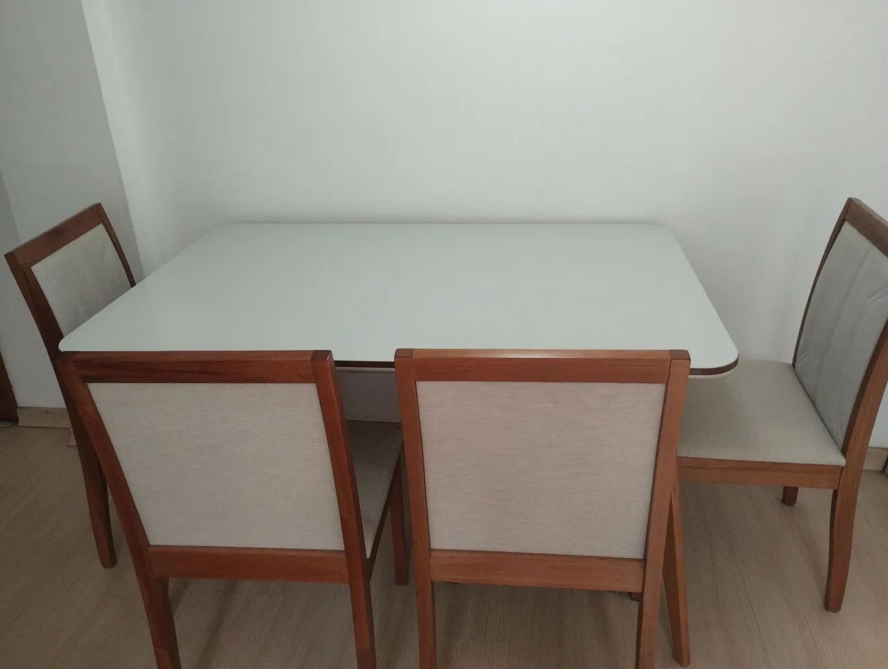 Mesa de jantar com 4 cadeiras 
