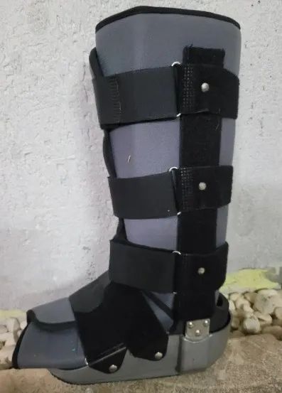 Bota ortopédica que auxilia na recuperação de lesões no pe e tornozelo. __________________