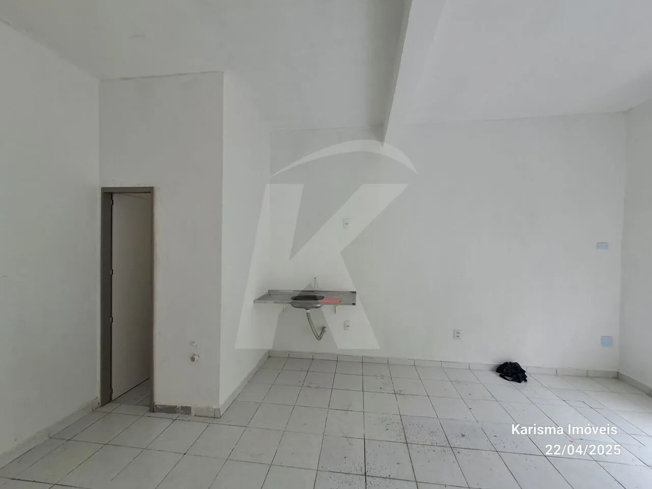 Salão comercial medindo 30 m² com banheiro e porta de aço. - Foto 5