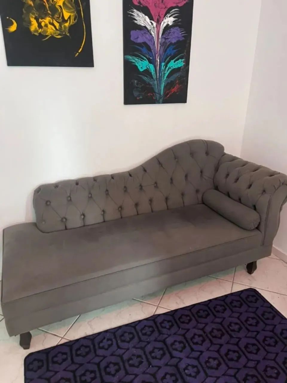 Divã Cinza em Suede com Encosto Capitonê e Almofada Rolo - Foto 3