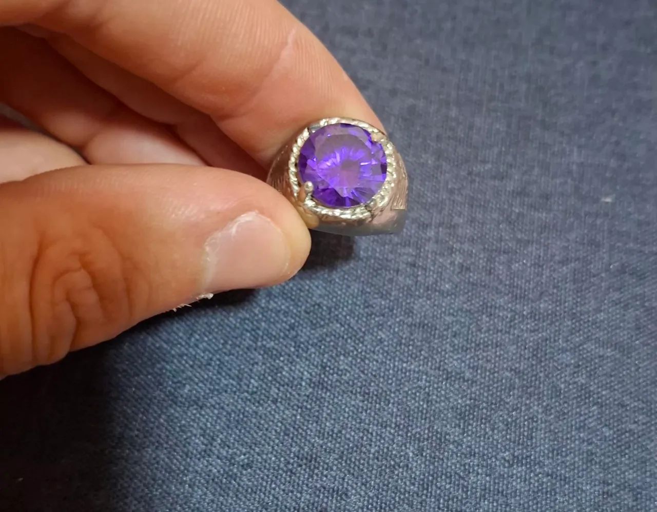 Anel prata com zircônia roxa - Foto 2