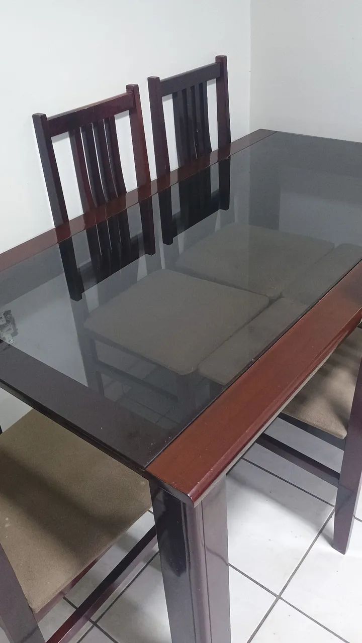 Mesa em mogno com 6 cadeiras