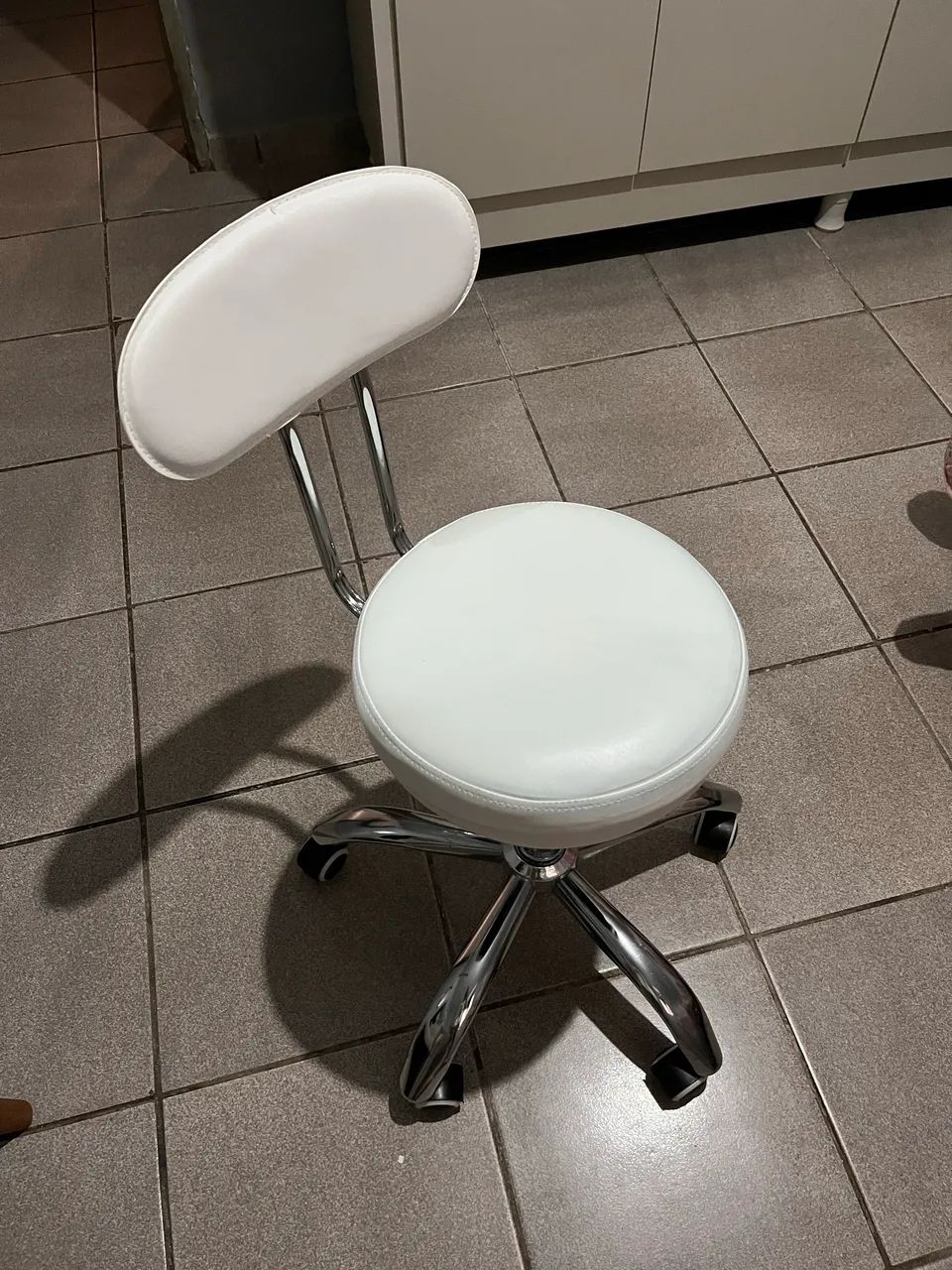 Vendo cadeira pop mocho com encosto giratório. ?Contém alguns defeitos, não entrego!