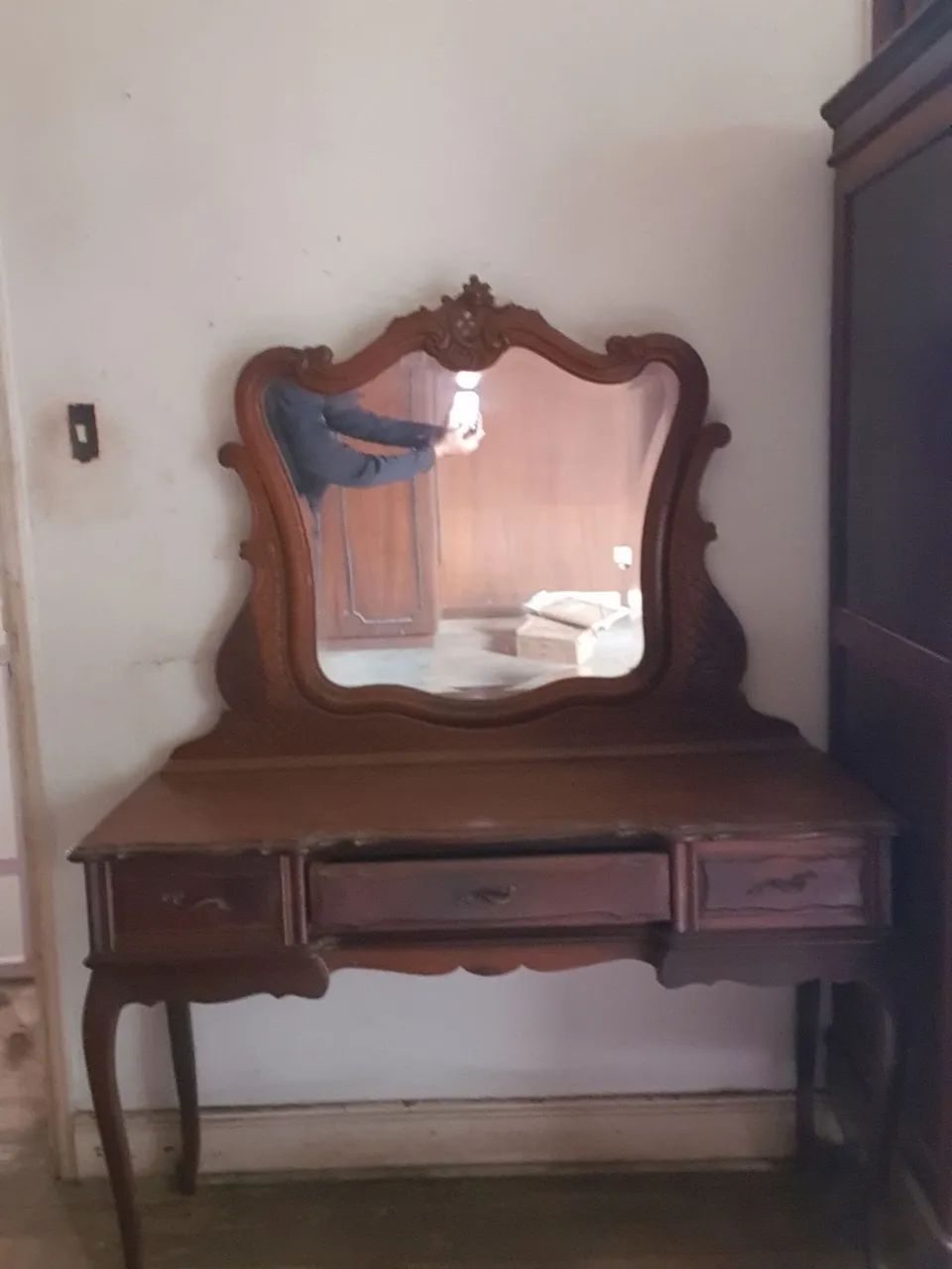 Móveis estilo colonial em madeira