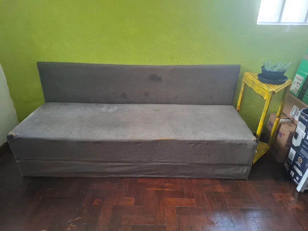 Sofá pequeno e base de cama de casal