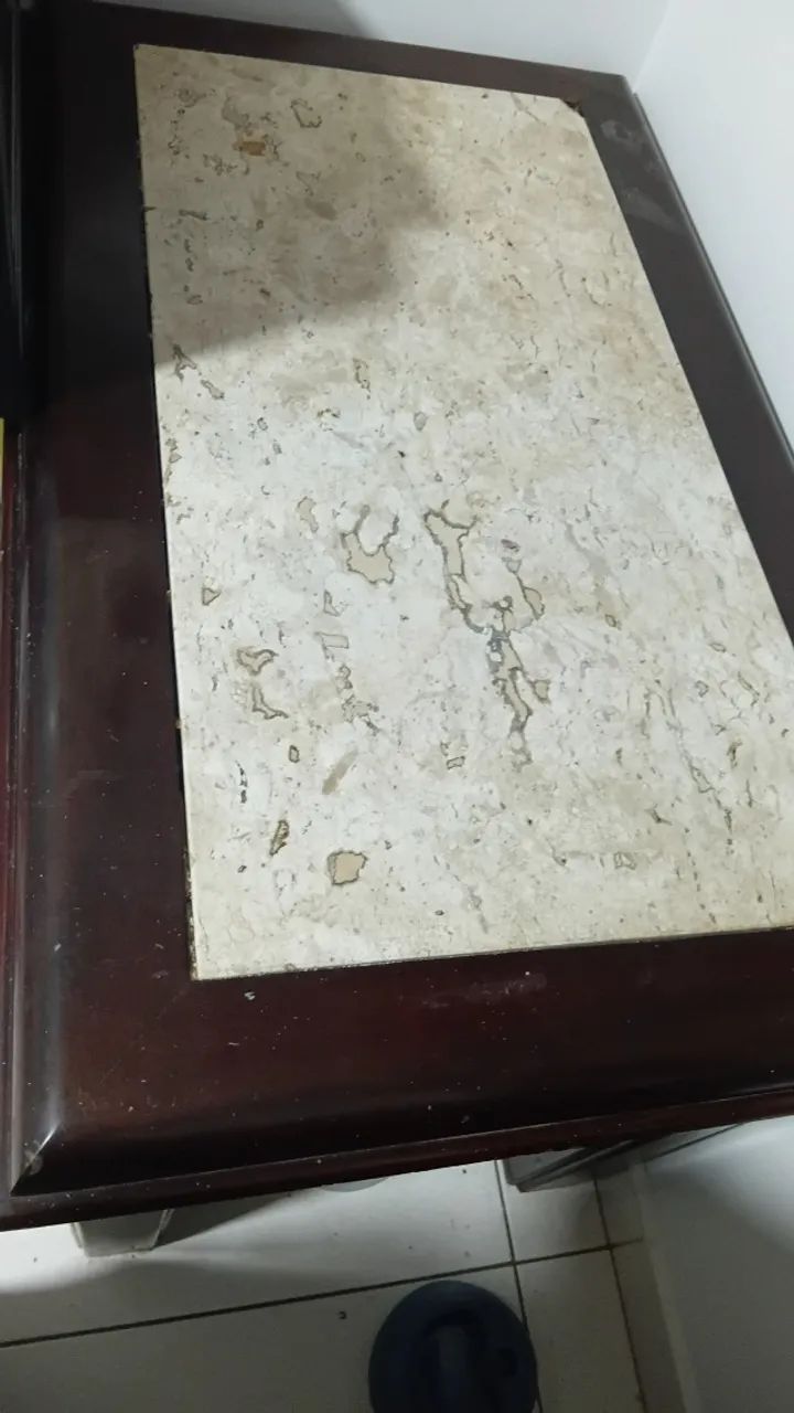 Mesa de madeira com tampo de pedra 