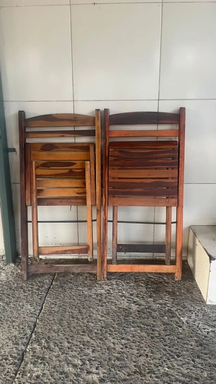 32 Cadeiras de madeiras 