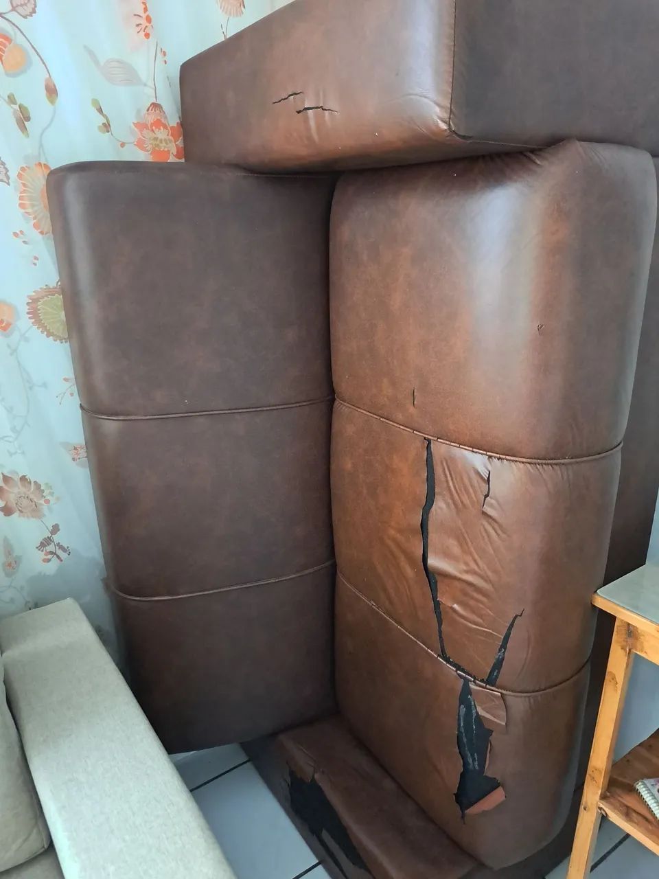 Vemde sofá 3 e 2 lugares.