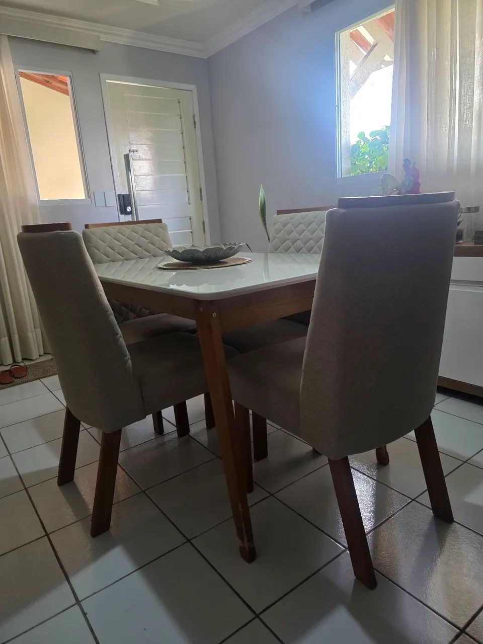 VENDO MESA DE JANTAR COM 4 CADEIRAS