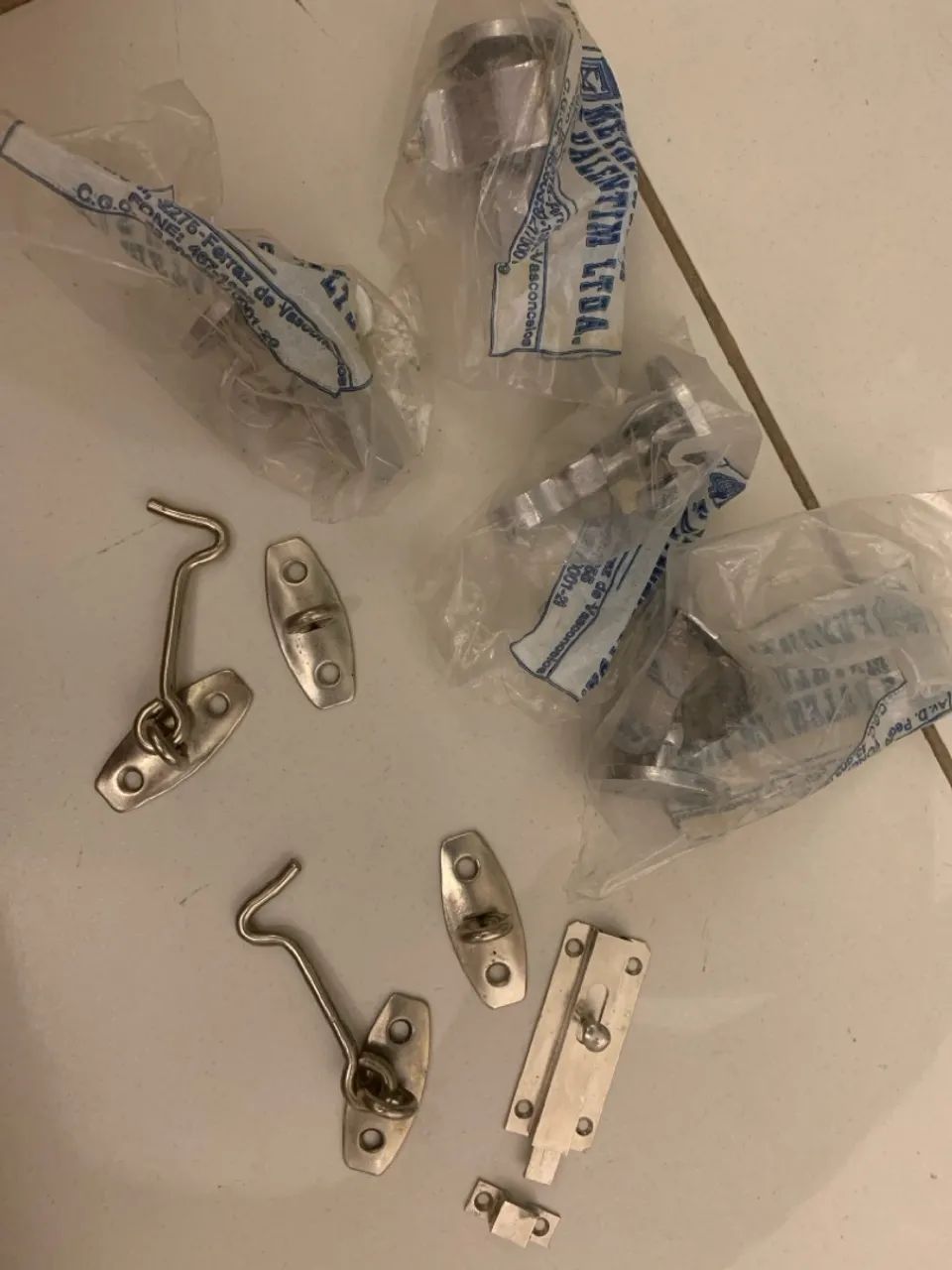 Trava batente de porta e feixos diversos 