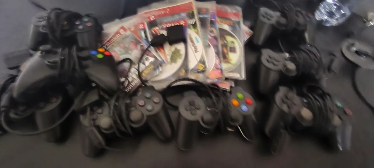 8 CONTROLES E 30 JOGOS PS2 - Foto 3