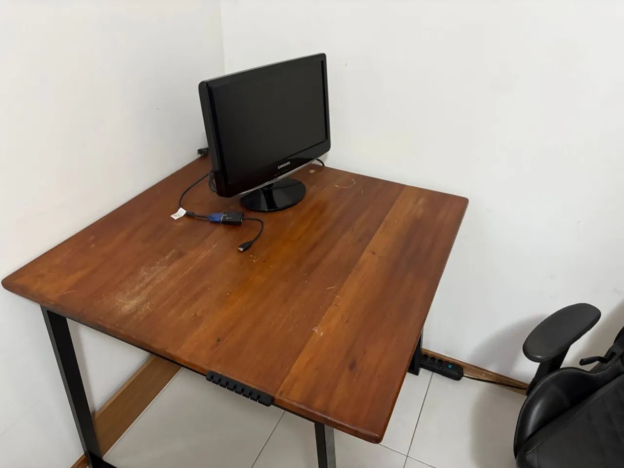 Vendo mesa de madeira maciça
