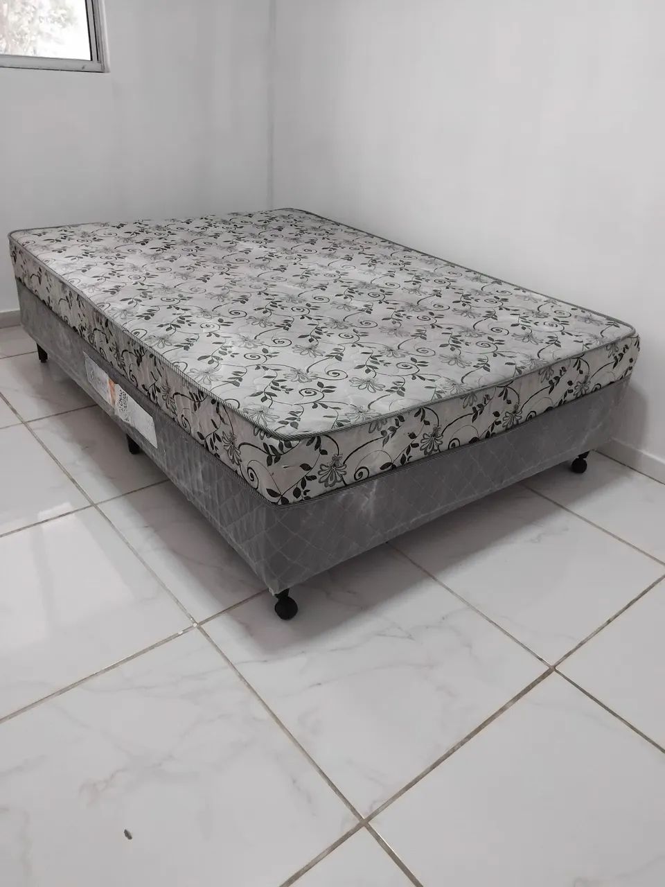 Vendo cama box (10 cm espuma)