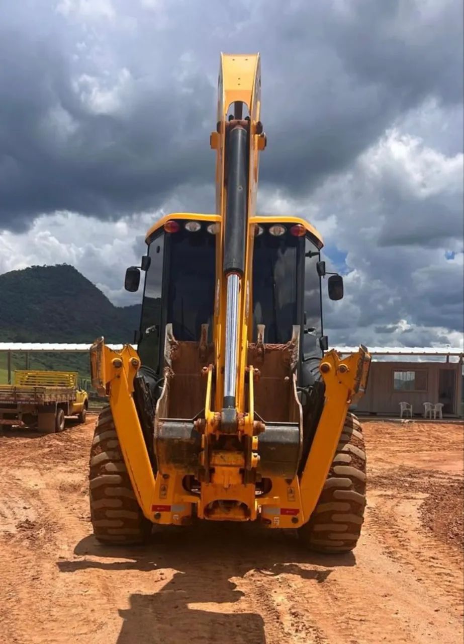 Retroescavadeira JCB 4CX ano 2022, 4x4, com 1.700 horas, ar condicionado, em MG - Foto 6