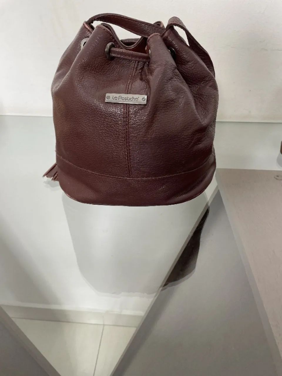 Bolsa Bucket Bag Lê Postiche em Couro Vinho - Foto 2