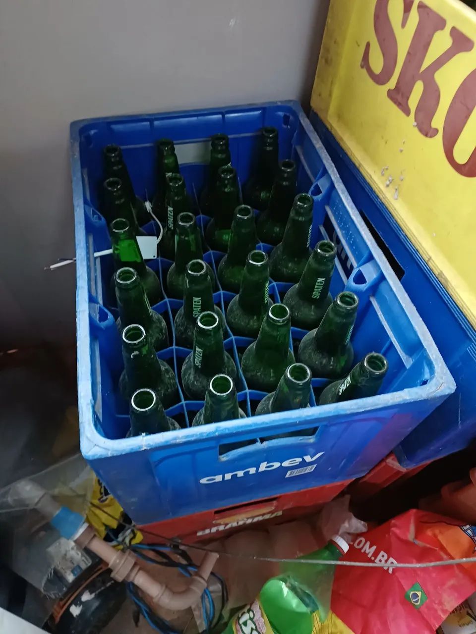 caixa com garrafas de cerveja