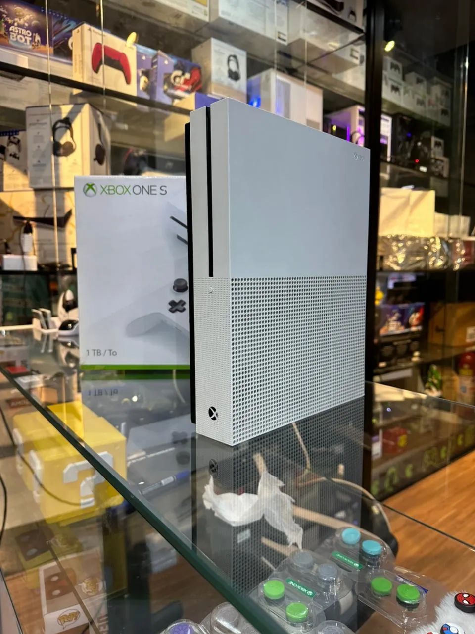VENDO OU TROCO XBOX ONE S CAIXA E CABEAMENTO COMPLETO   - Foto 5
