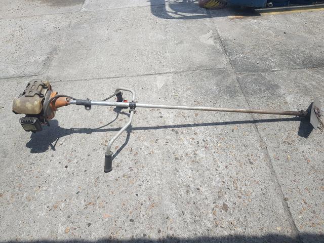 Roçadeira com defeito