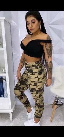 Calça jeans camuflada