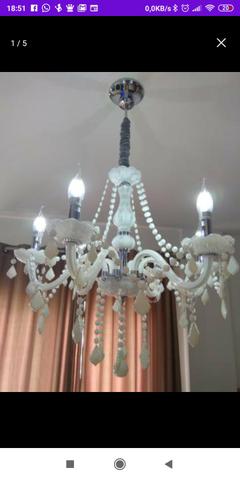Lindo lustre, novo 5 braços, com pedras de vidro