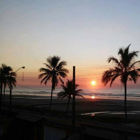 Ótima casa na praia de Mongaguá de frente a praia próximo a plataforma - Foto 2