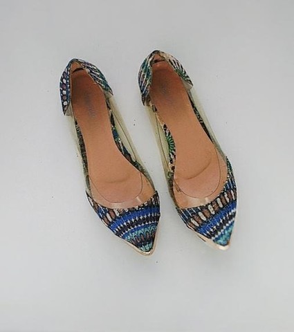 Sapatilha com detalhe de tecido estampado de laise + lateral transparente