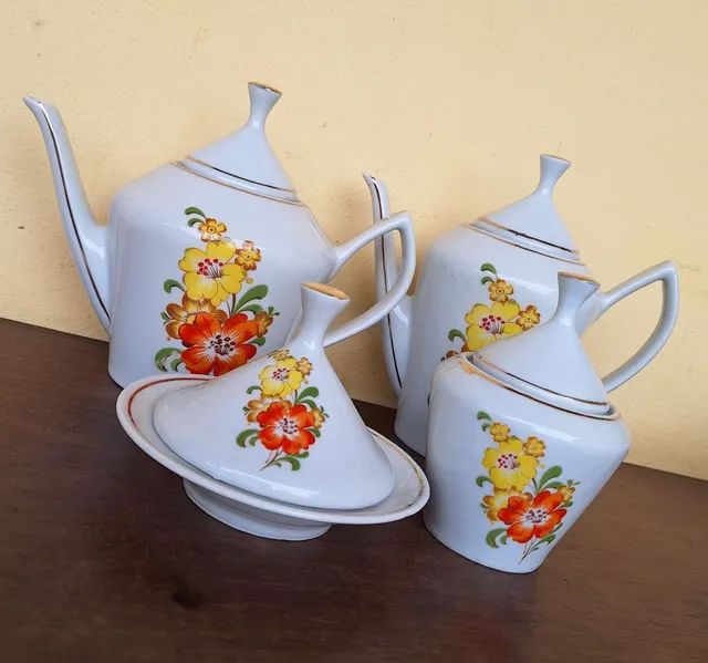 Jogo de chá e café de porcelana Pozzani Jundiaí, na cor branca com bordas  douradas com desenhos florais. Tot…