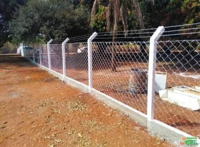Alambrados, cercas com tela, tela soldada. Postes de concreto, Mourão concreto ou metal.
