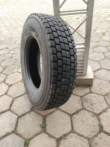 Pneu Dunlop 275 usado