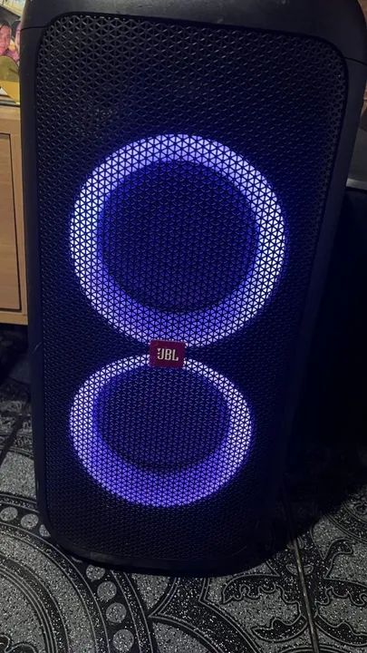 Caixa de Som JBL - Potente e com Iluminação LED
