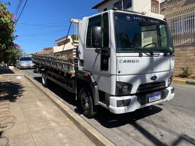 Ford Cargo 816 S 2018 com AR 151 mil km  - Foto 4