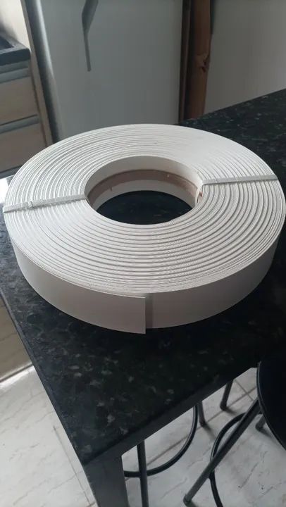 Rolo de fita de borda em PVC texturizada branca 64mm x 1mm para MDF com aprox. 96,5 metros - Foto 2