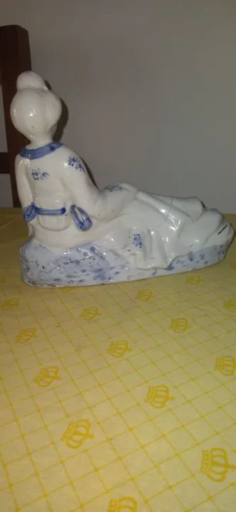 Bibelo de porcelana antigo simbolizando mulher japonesa  - Foto 2