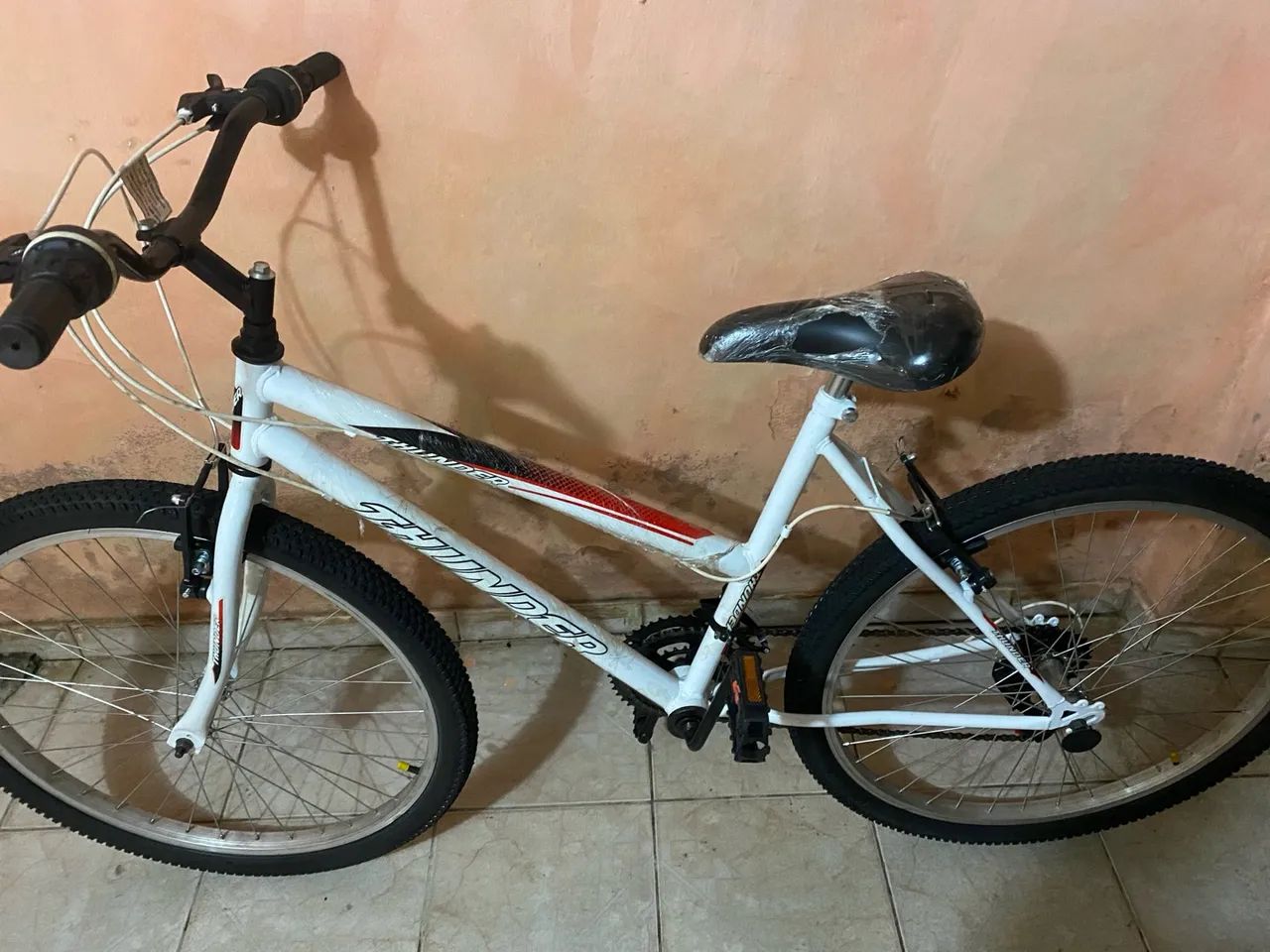 Vendo bicicleta aro 26 nova com plástico nunca usada - Foto 3
