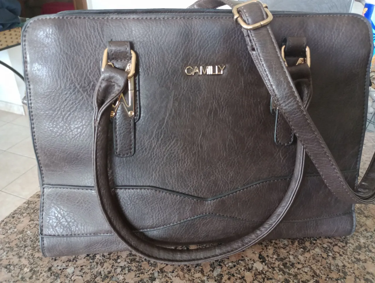 Bolsa de ombro e mão com acessório exclusivo