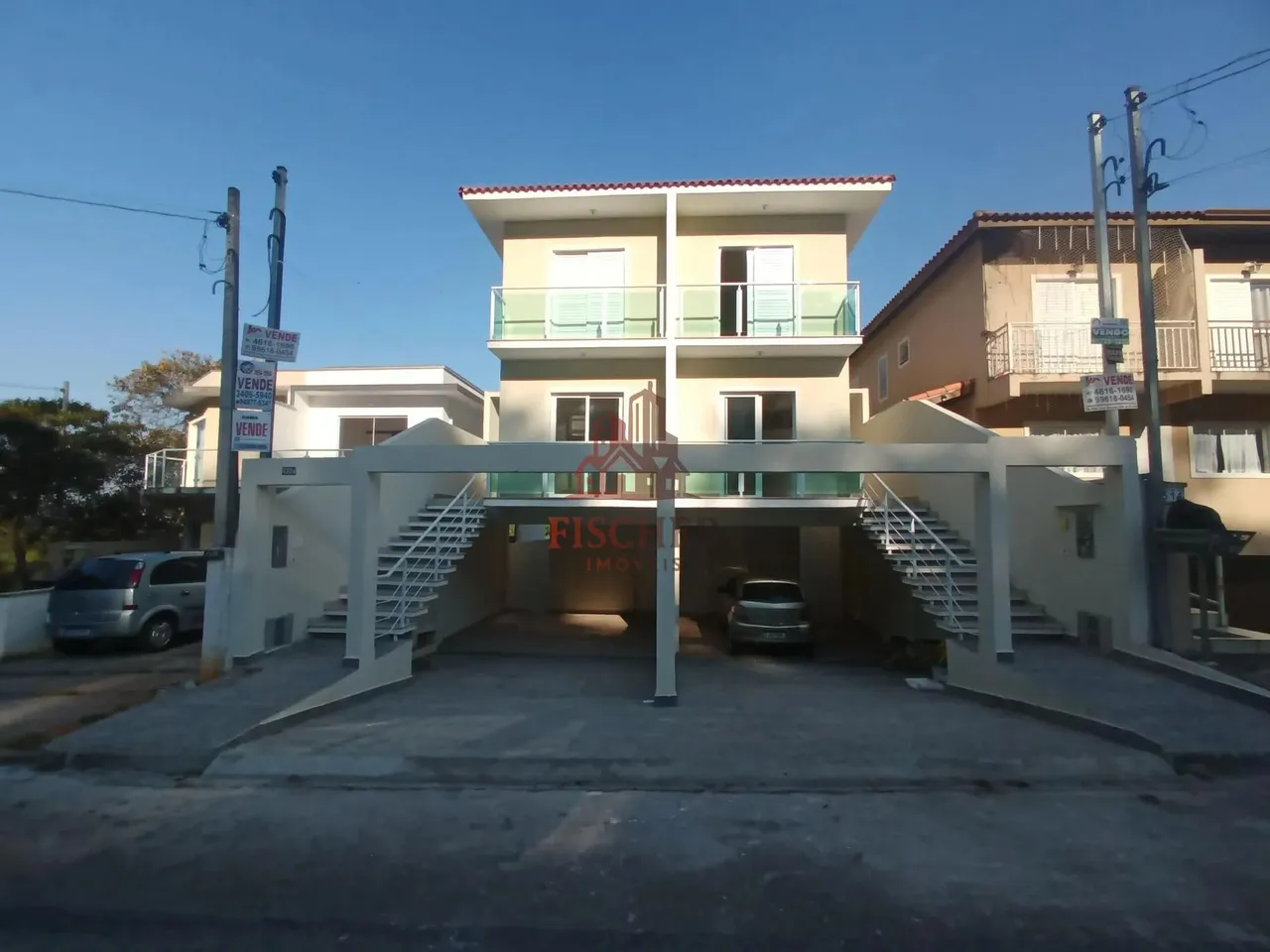 Sobrados com excelente acabamento é ótima localização à venda