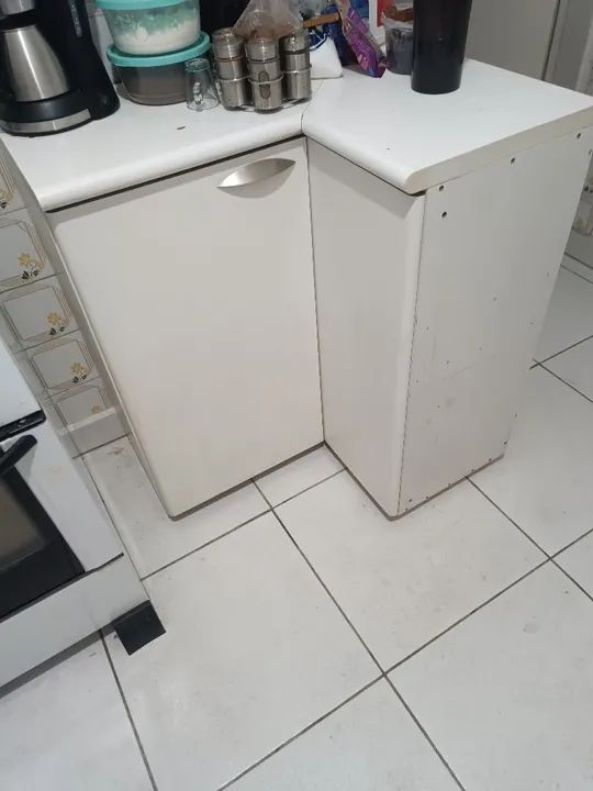 Armário de cozinha branco em ótimo estado