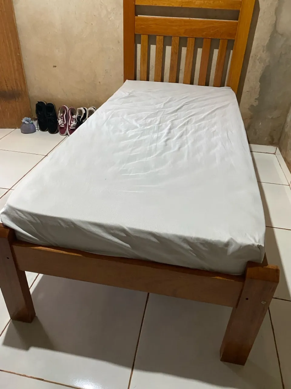 Cama de madeira com colchão