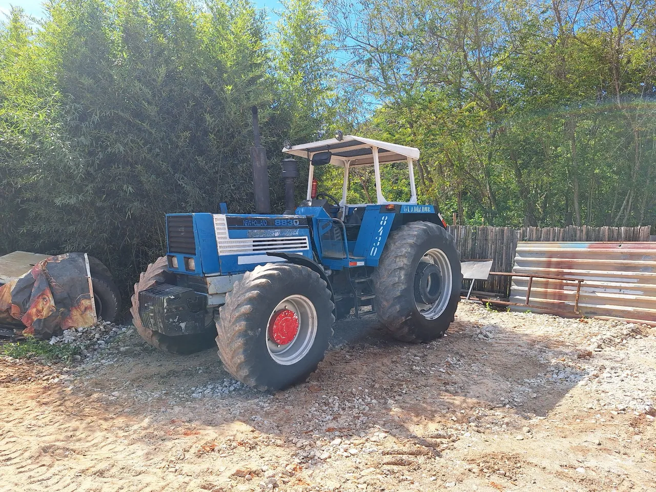 Trator New Holland 8830 - Potência e Confiança!