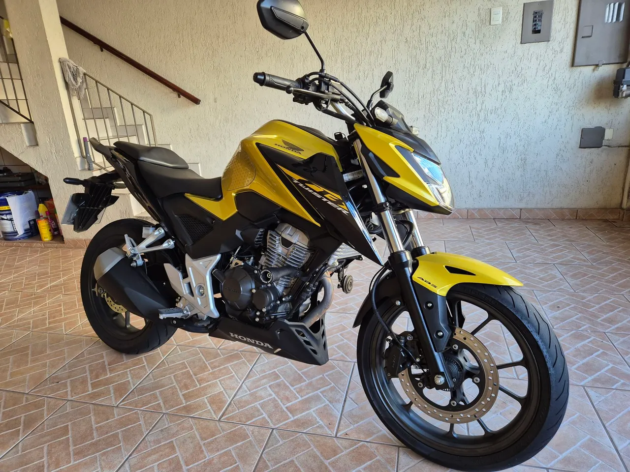 Honda CB300F Twister ABS DOURADA