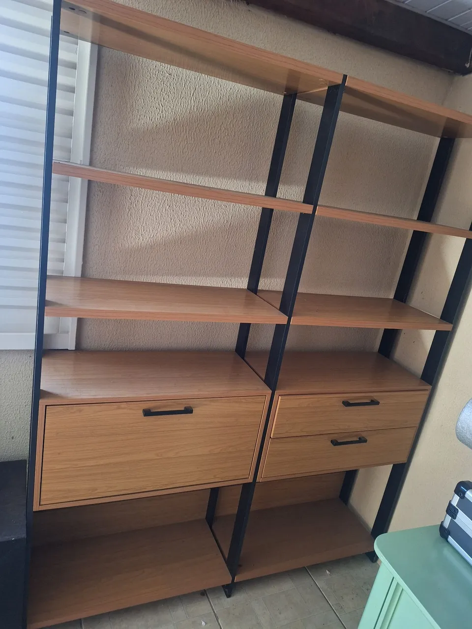 Estante de Madeira com Gavetas - Design Moderno
