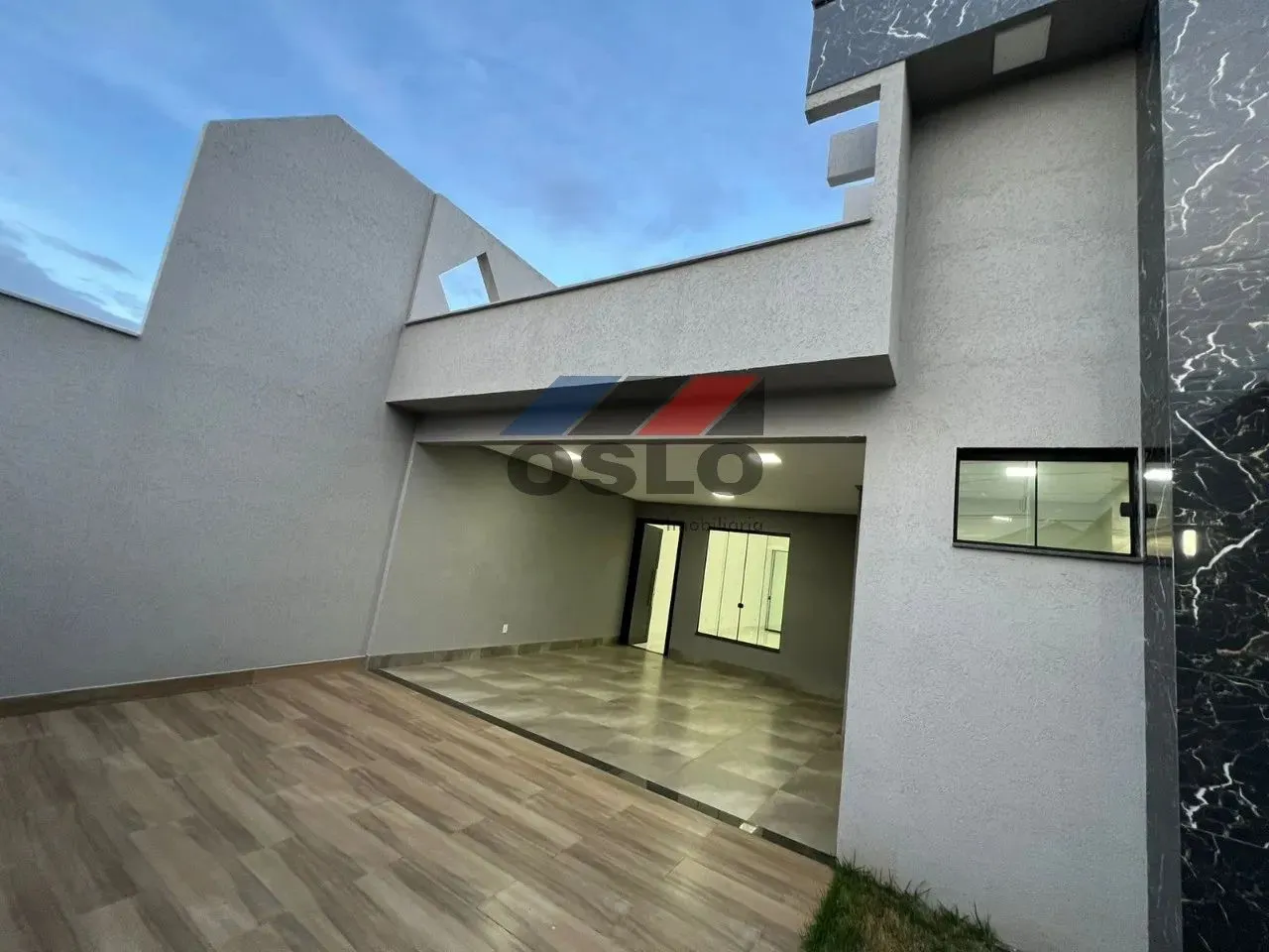 CASA COM 03 SUITES PLENAS, PISCINA, ARMARIOS, GARAGEM COBERTA NA VILA ROSA, PROXIMO AO JAR