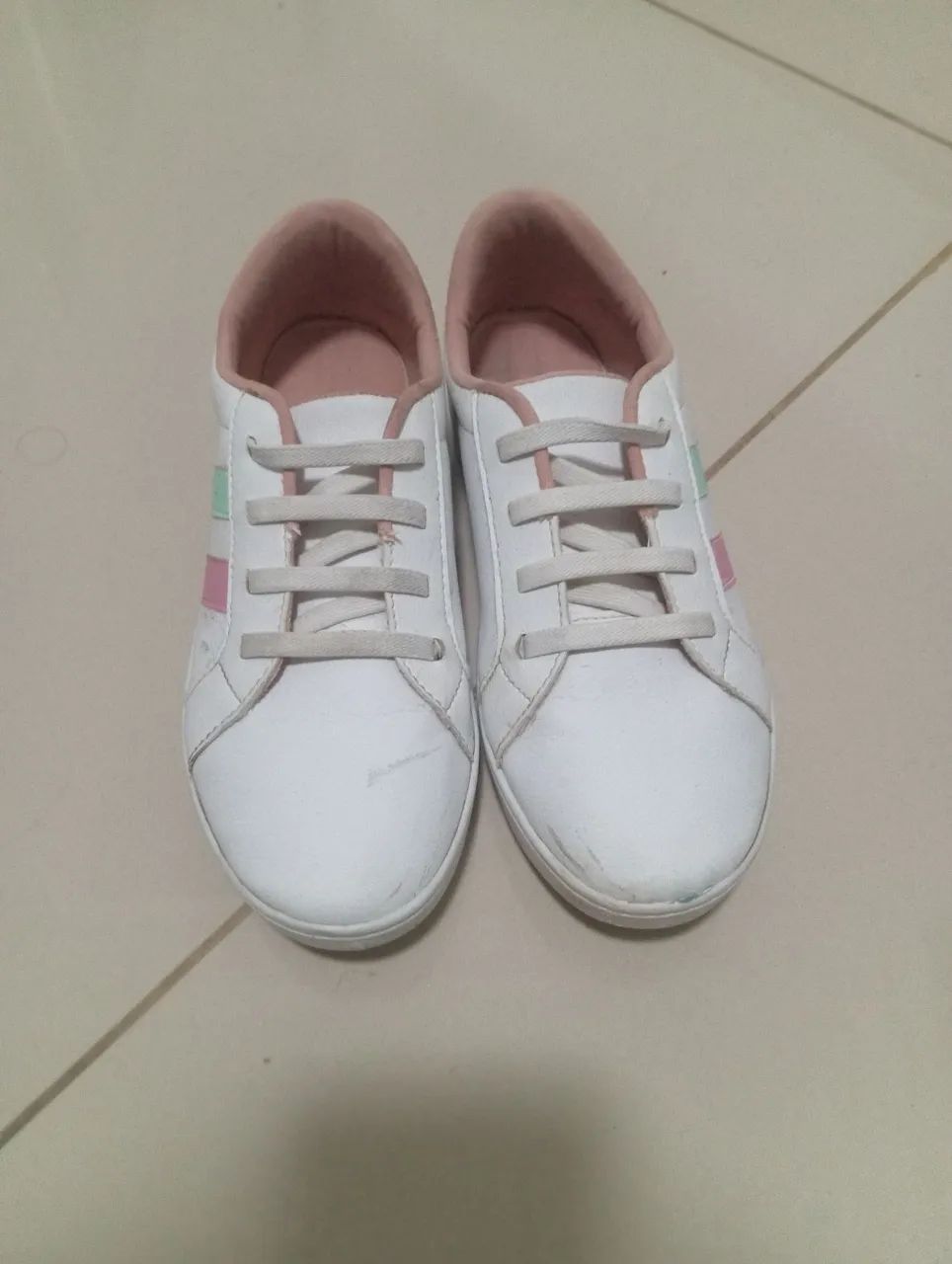 Tênis Infantil Branco com Detalhes Coloridos