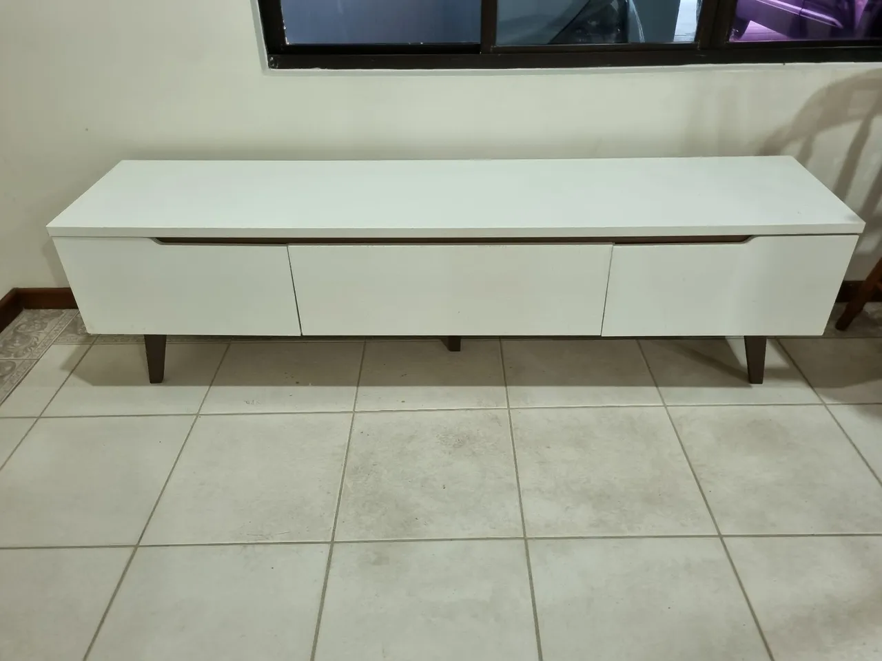 Rack TV Moderno Branco com Pés Palito