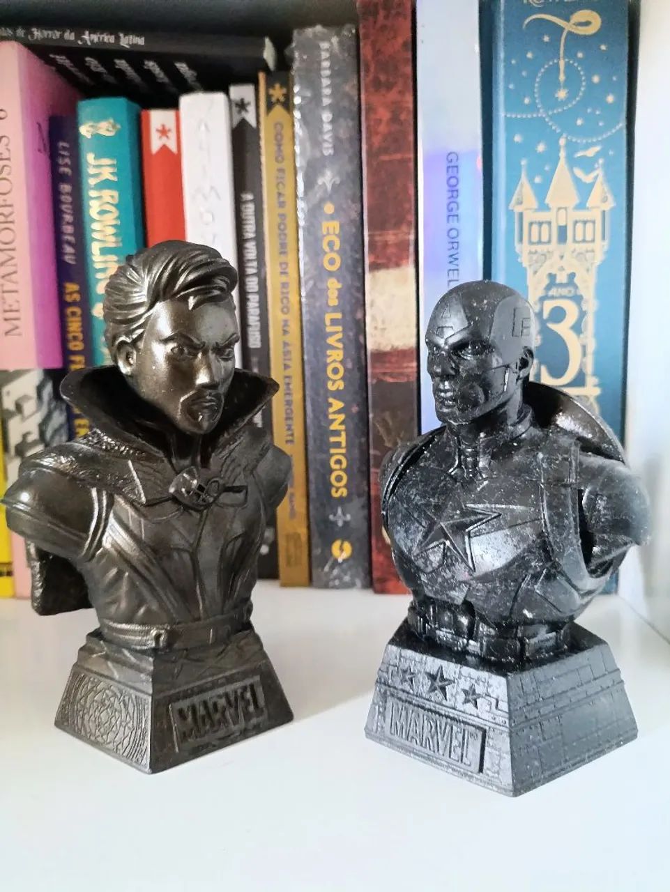 Busto doutor estranho e capitão América 