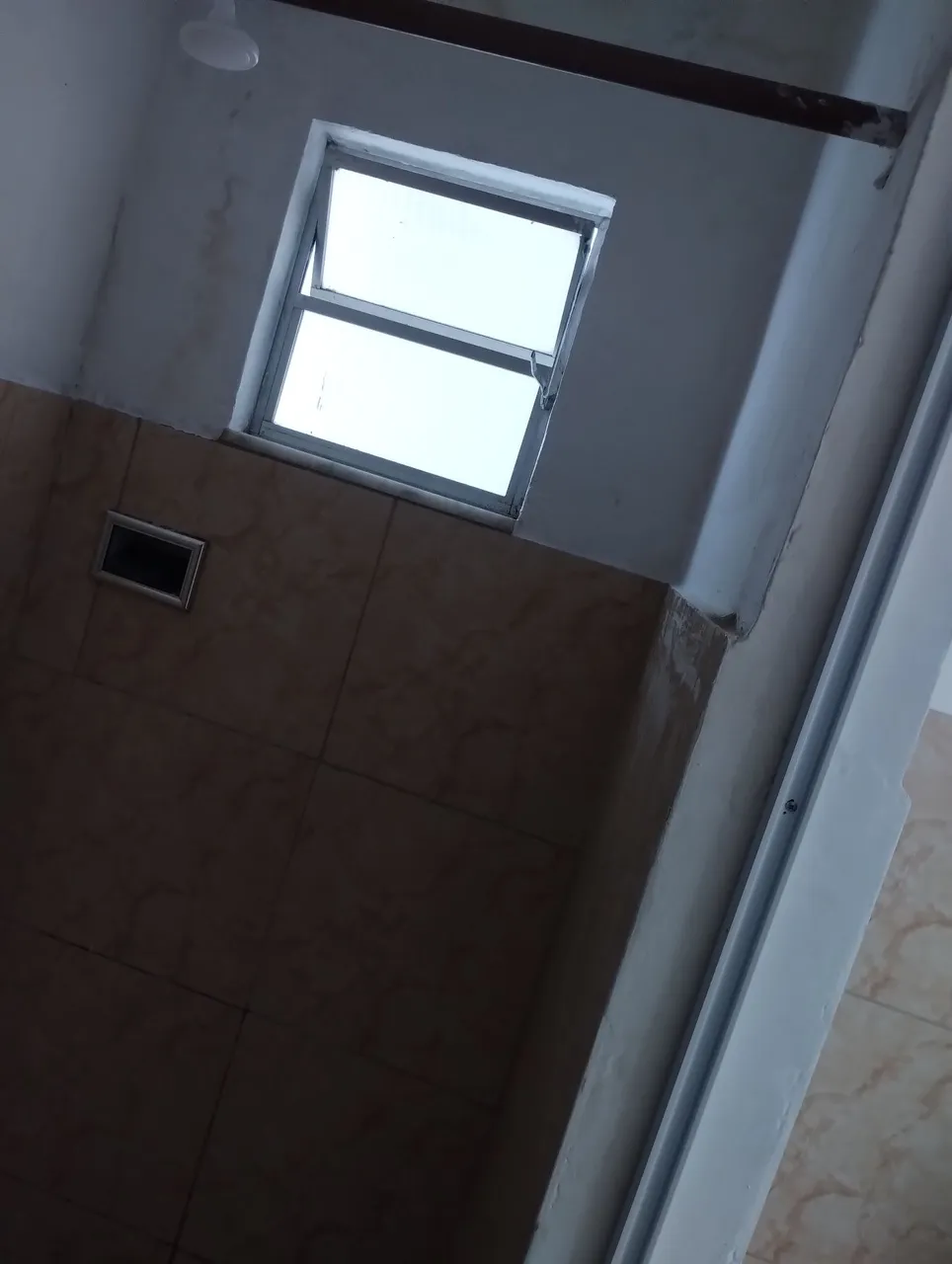 Kitnet quarto cozinha e banheiro local para moto