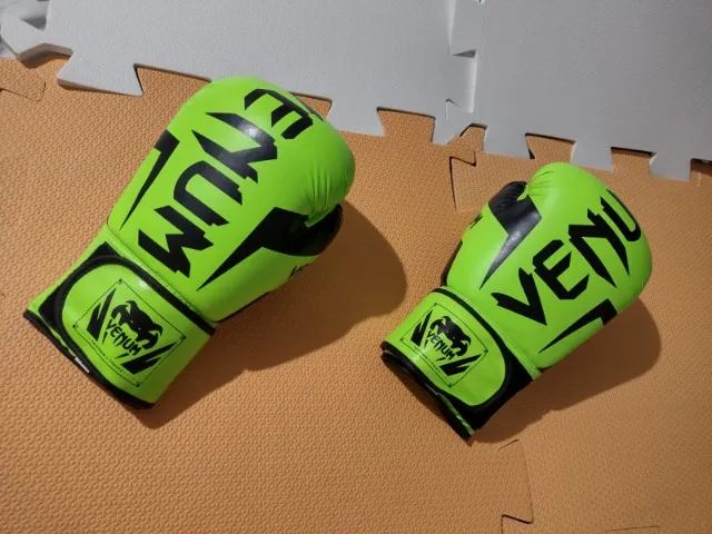 Luva Venum 12 onças verde com escrita preto - Foto 6