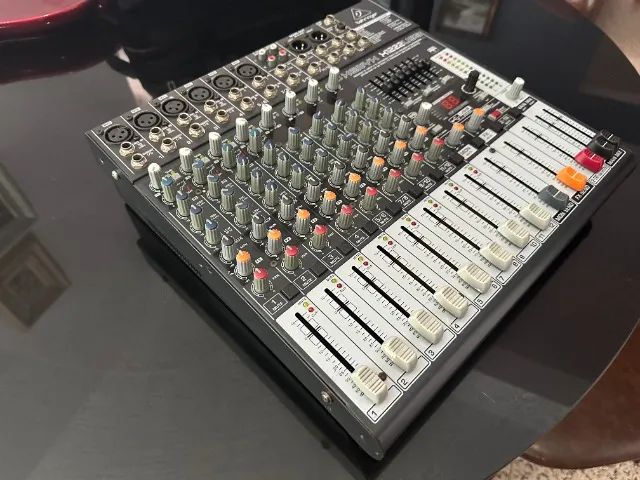 Mesa de Som Behringer